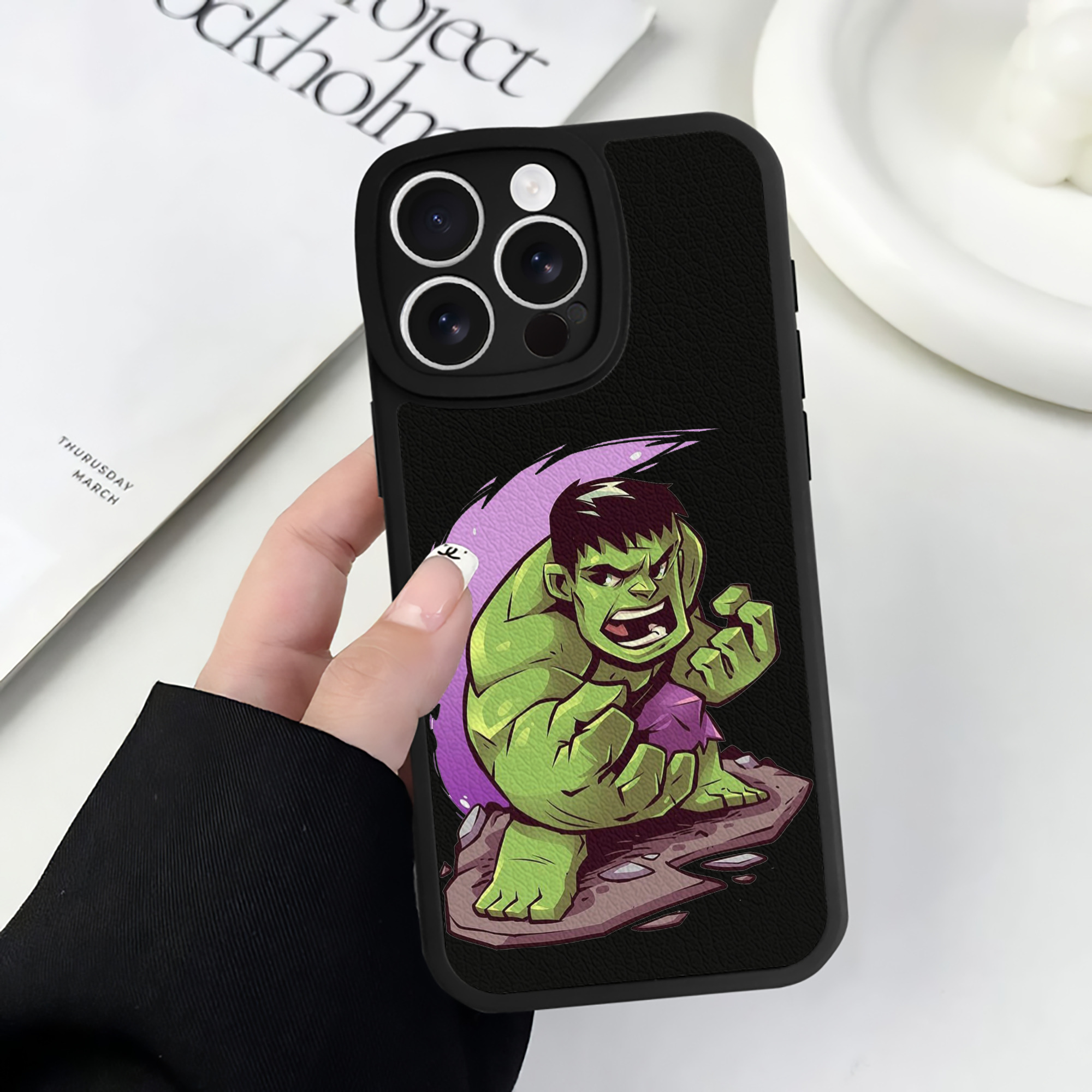 （画像用） アベンジャーズ The Avengers 【iPhone 16シリーズ対応】シリコンスマホケース（レザー調） 材質：シリコン
